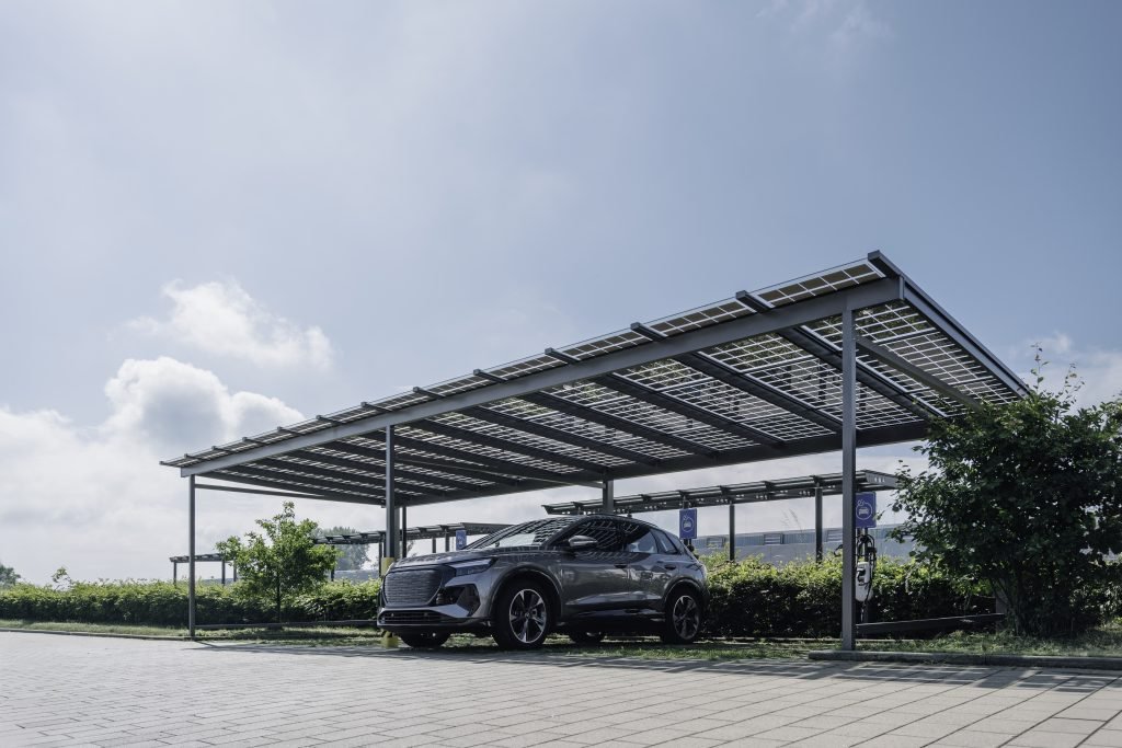 carport mit photovoltaik modulen belegt; carport with photovolta