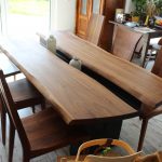 Möbel nussbaumtisch mit mittelöffnung und baumkante